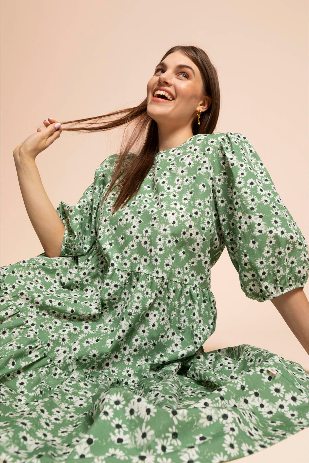 Naisten midi-mittainen kukallinen mekko vihreällä pohjalla | modelheight:162, size:M