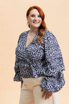 Naisten tummasininen kietaisupaita minimalistisella kukkakuosilla | modelheight:166, size:XL