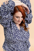 Naisten tummasininen kietaisupaita minimalistisella kukkakuosilla | modelheight:166, size:XL