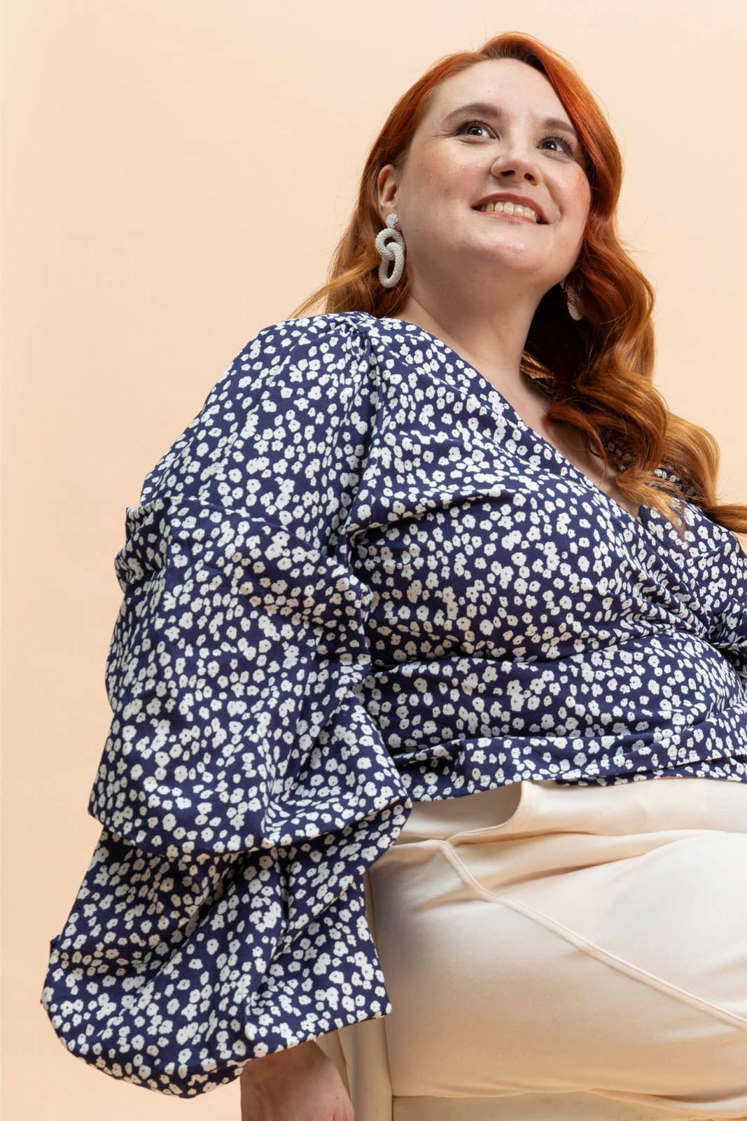 Naisten tummasininen kietaisupaita minimalistisella kukkakuosilla | modelheight:166, size:XL