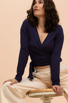 Naisten tummansininen kietaisupaita | modelheight:163, size:XS