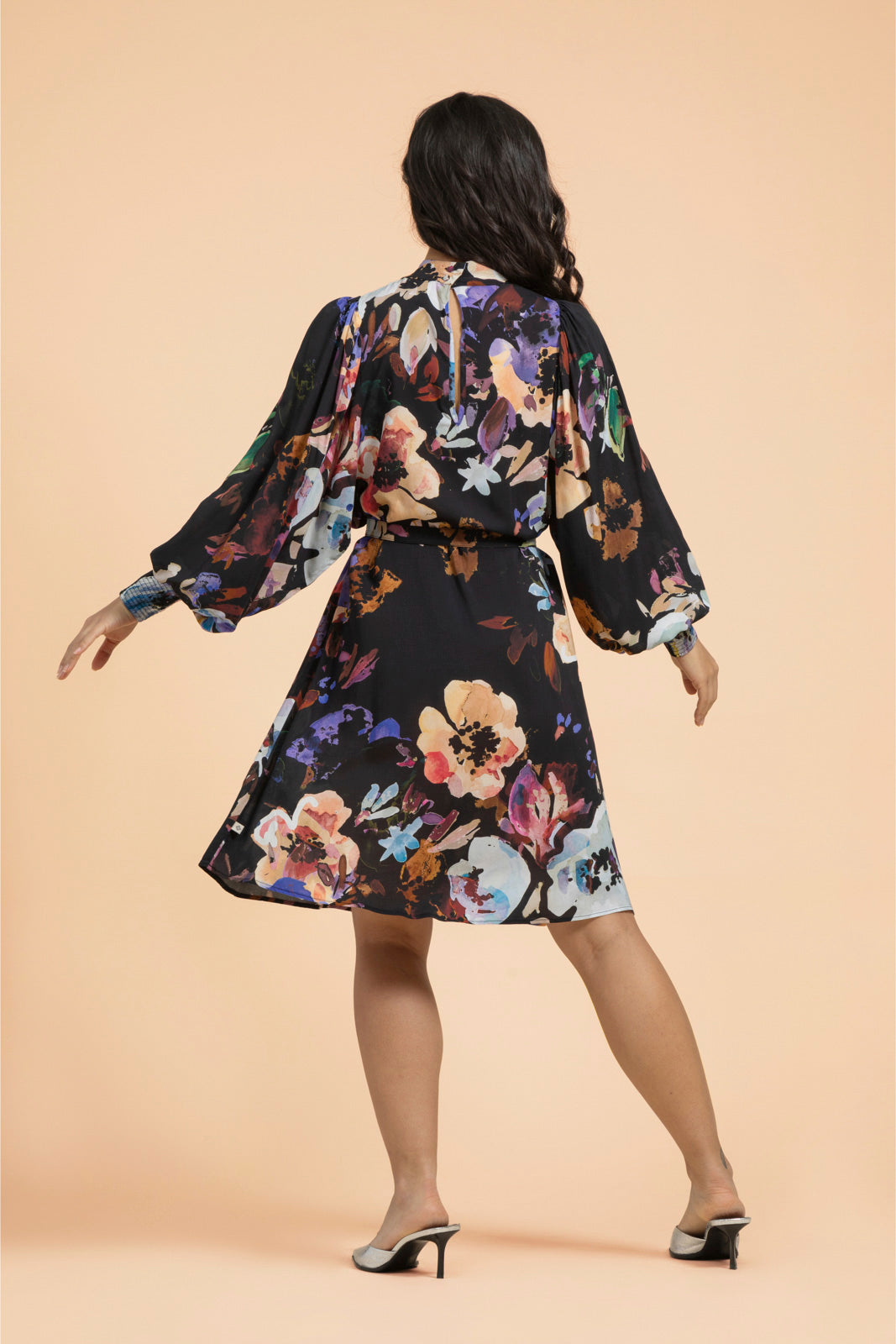 Naisten musta juhlamekko isolla kukkakuosilla