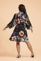 Naisten musta juhlamekko isolla kukkakuosilla