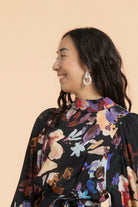 Naisten musta juhlamekko isolla kukkakuosilla