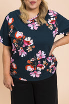 Naisten tummansininen t-paita kukkakuosilla | modelheight:160, size:XL