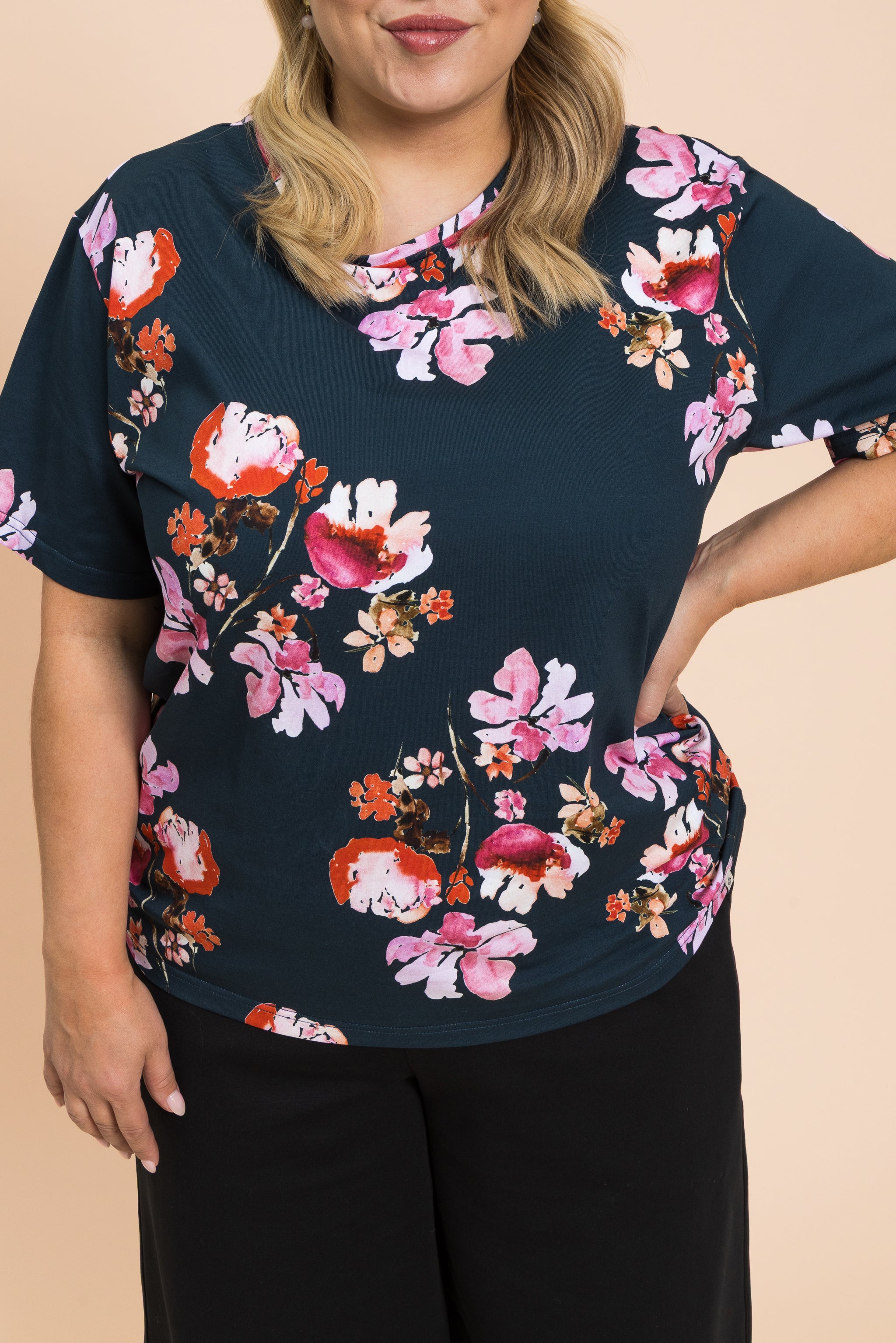 Naisten tummansininen t-paita kukkakuosilla | modelheight:160, size:XL