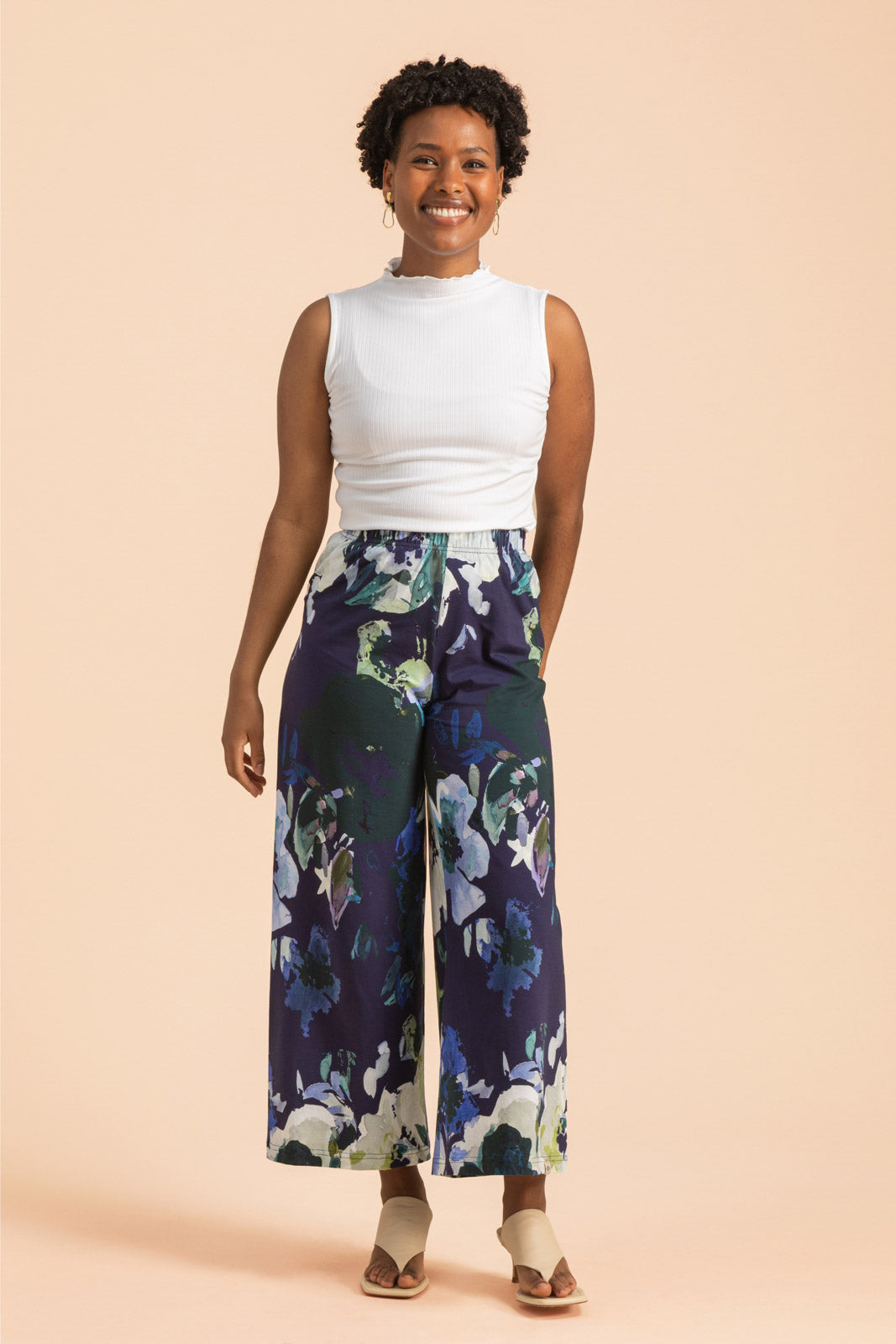 Naisten sininen puuvillahousut kukkakuviolla | modelheight:158, size:XS