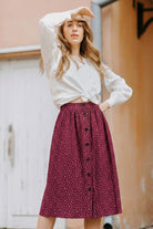 Naisten musliininen nappihame minimalistisella lehtikuosilla| modelheight:175, size:XS