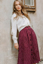 Naisten musliininen nappihame minimalistisella lehtikuosilla| modelheight:175, size:XS