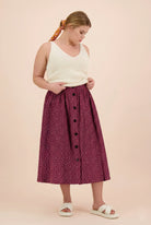 Naisten musliininen nappihame minimalistisella lehtikuosilla| modelheight:168, size:M