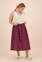 Naisten musliininen nappihame minimalistisella lehtikuosilla| modelheight:168, size:M