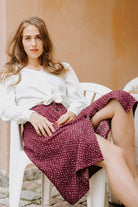 Naisten musliininen nappihame minimalistisella lehtikuosilla| modelheight:175, size:XS