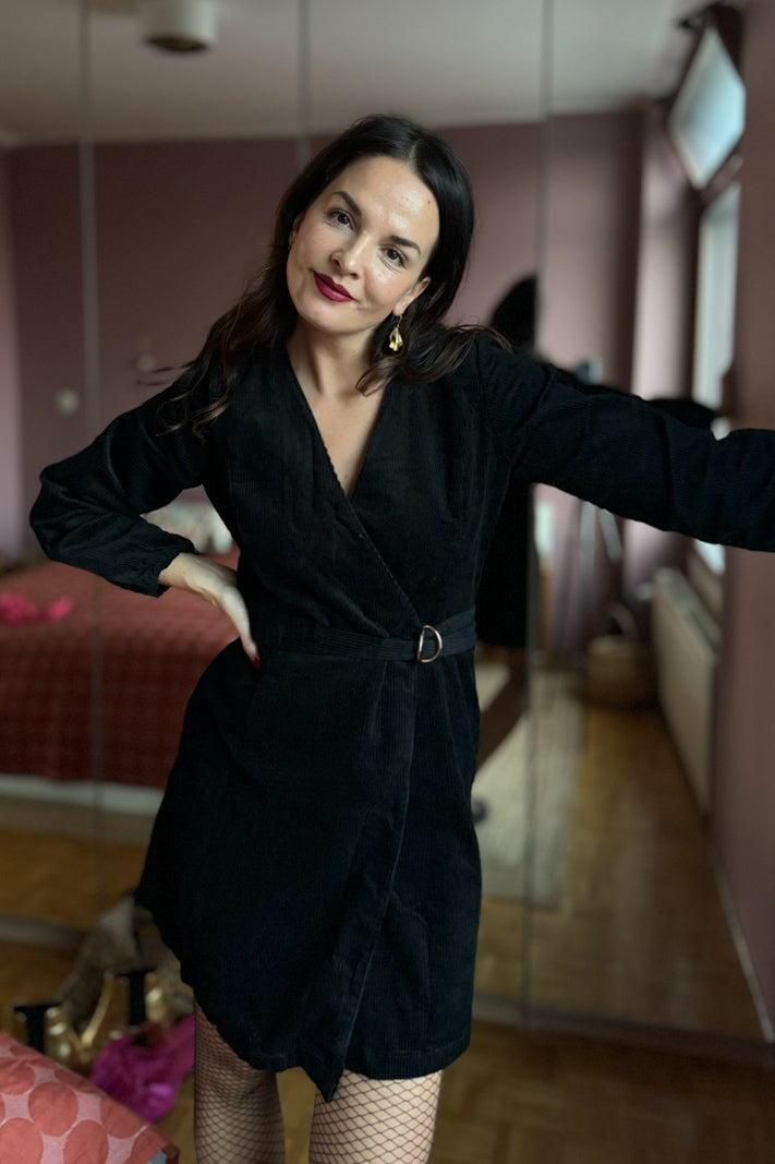 Naisten musta samettinen kietaisumekko