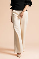 Naisten kermanvalkoiset leveät pitkälahkeiset housut