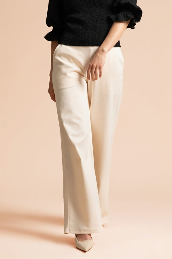 Naisten kermanvalkoiset leveät pitkälahkeiset housut | modelheight:163, size:XS