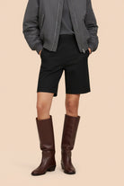 Naisten mustat shortsit