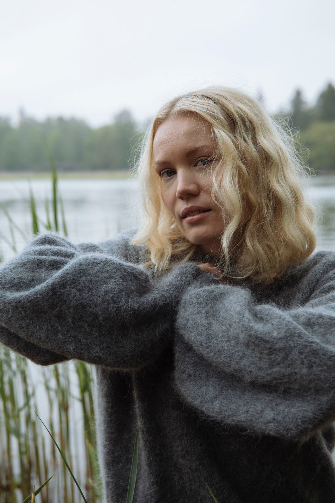 Naisten harmaa alpakka-mohair-neulepaita | modelheight:165, size:XS