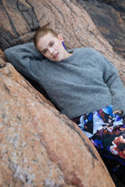 Naisten harmaa alpakka-mohair-neulepaita | modelheight:168, size:M