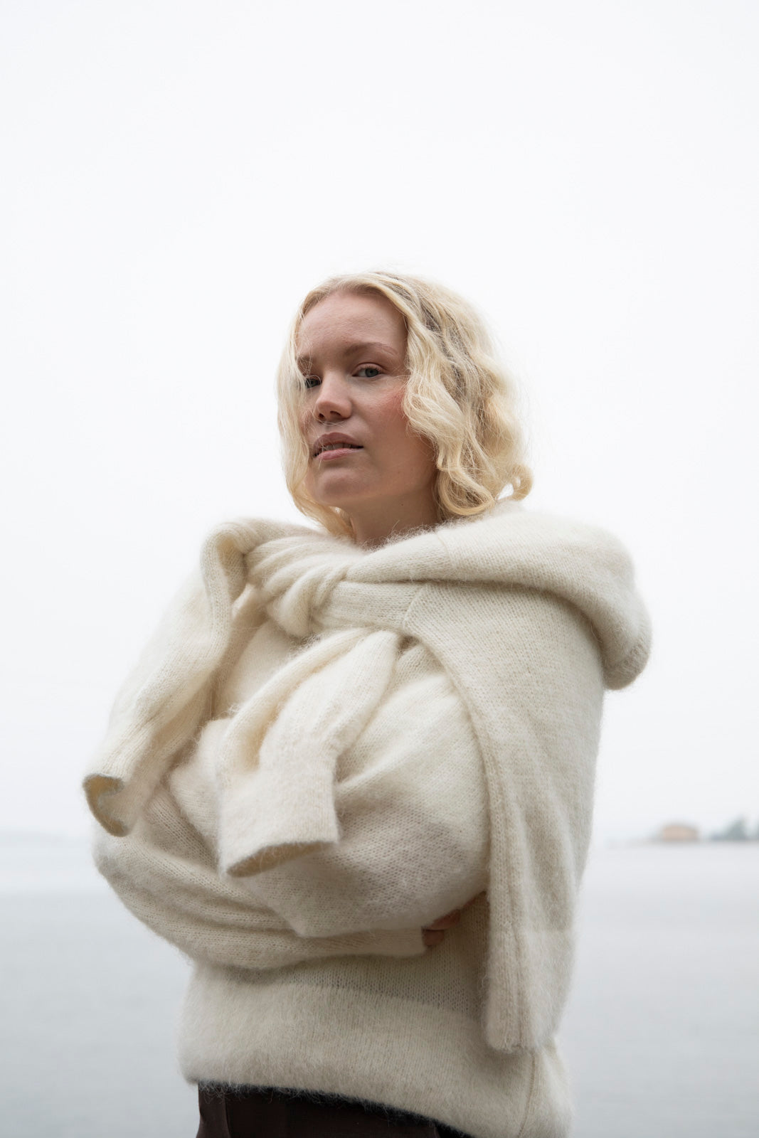 Naisten valkoinen alpakka-mohair-neulepaita | modelheight:165, size:XS