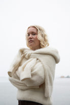 Naisten valkoinen alpakka-mohair-neulepaita | modelheight:165, size:XS