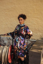 Naisten musta juhlamekko isolla kukkakuosilla