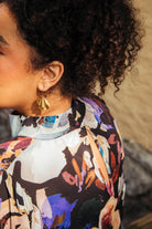 Naisten musta juhlamekko isolla kukkakuosilla