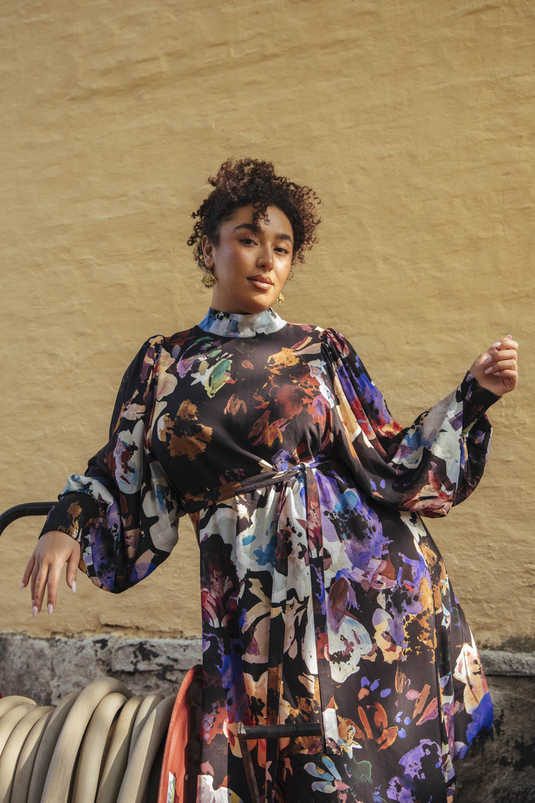 Naisten musta juhlamekko isolla kukkakuosilla