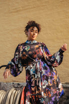 Naisten musta juhlamekko isolla kukkakuosilla