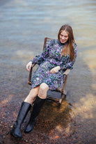 Naisten liilan ja vihreän sävyinen mekko