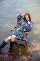 Naisten liilan ja vihreän sävyinen mekko