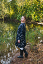 Naisten tummansininen puuvillainen collegemekko minimalistisella kuosilla