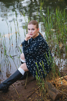 Naisten tummansininen puuvillainen collegemekko minimalistisella kuosilla