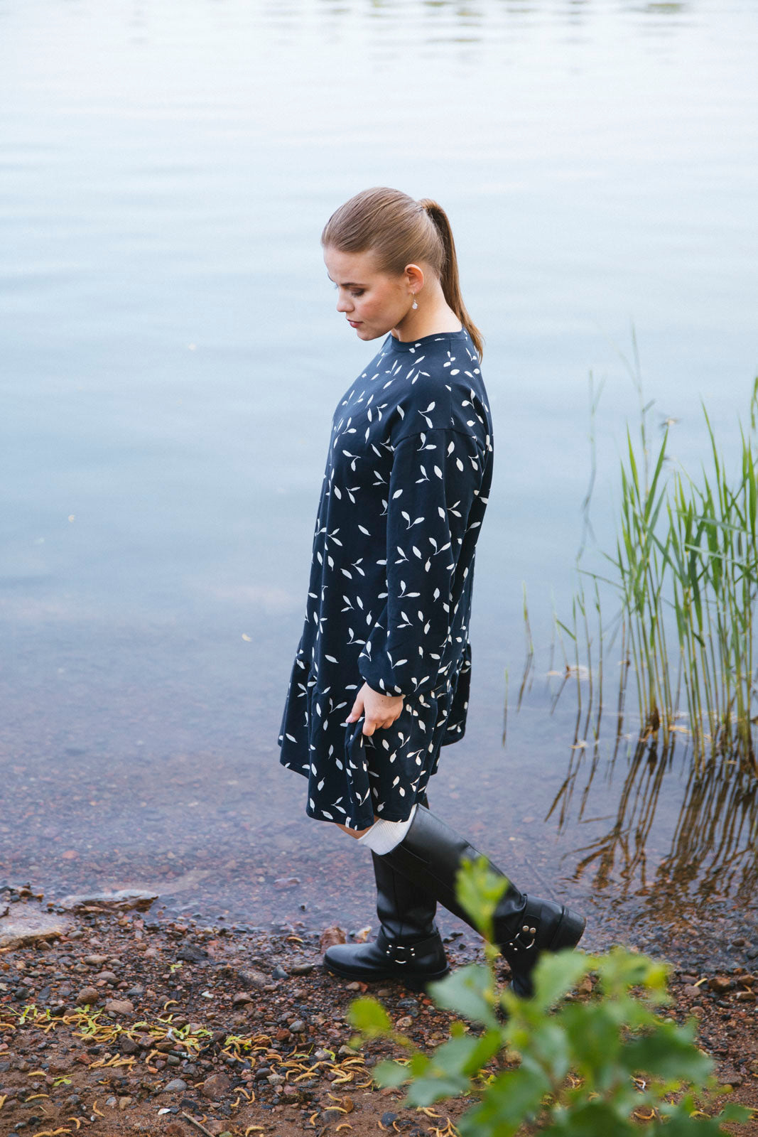 Naisten tummansininen puuvillainen collegemekko minimalistisella kuosilla