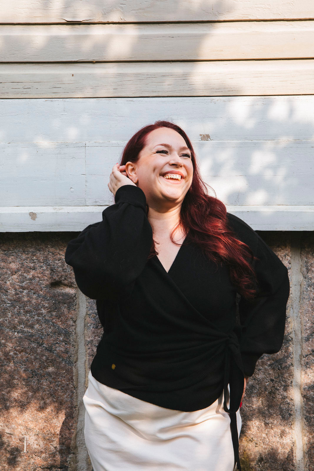 Naisten musta kasmir-villa-kietaisuneuletakki