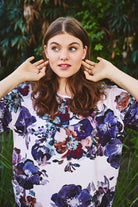 Naisten trikoinen t-paitamekko kukkakuosilla