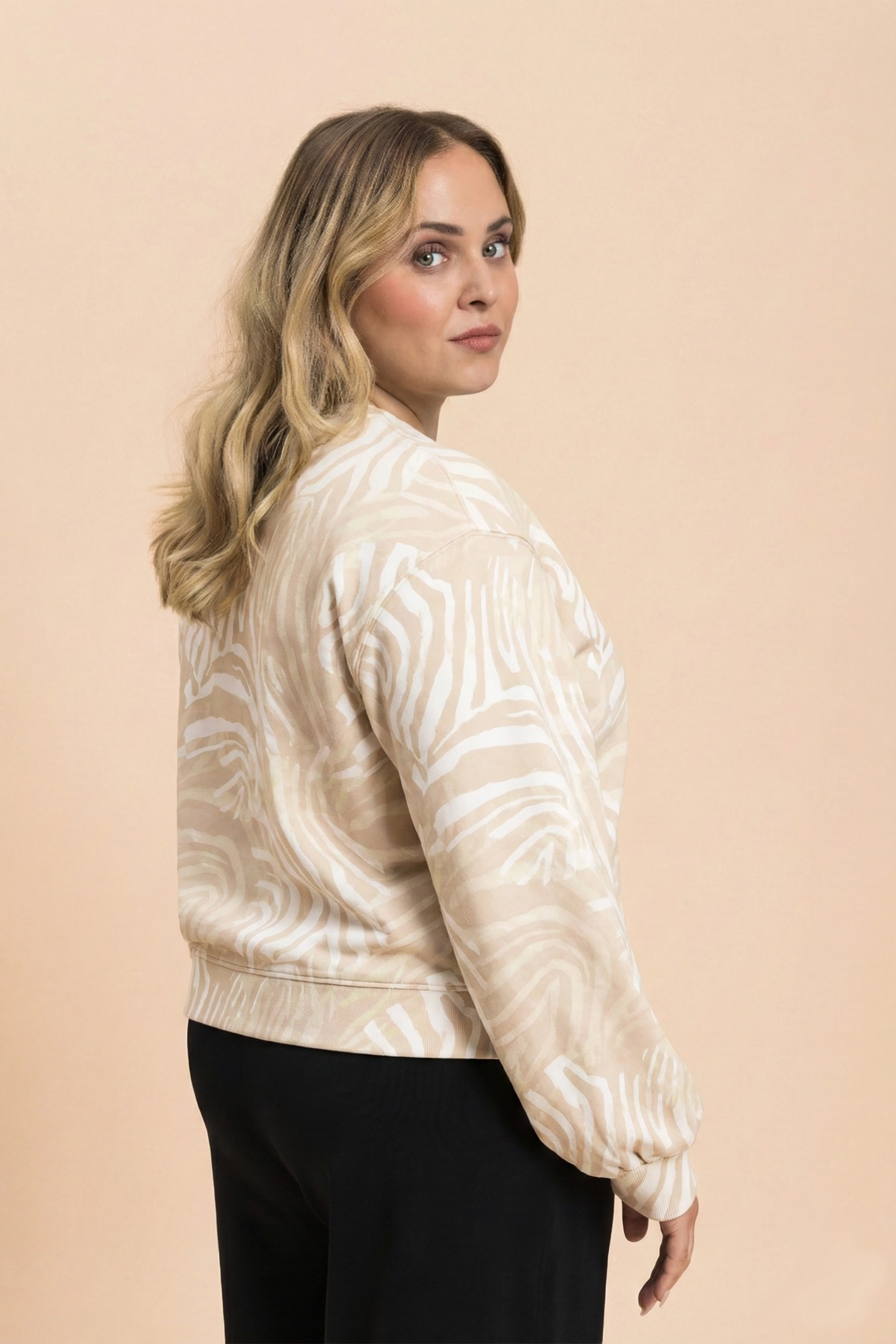 | modelheight:160, size:XL