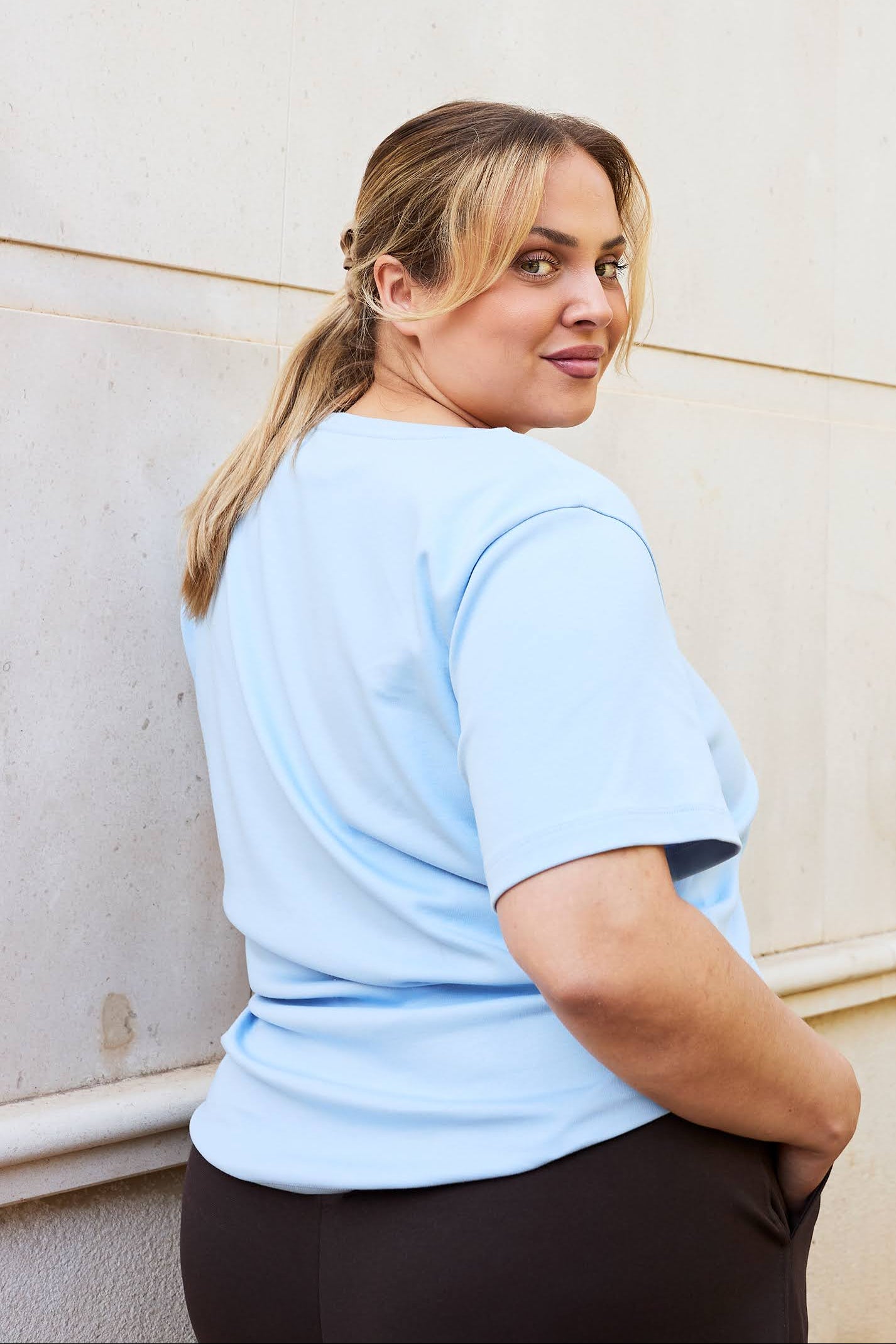 Naisten vaaleansininen t-paita | modelheight:160, size:XL