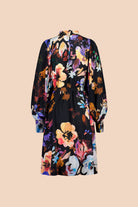 Naisten musta juhlamekko isolla kukkakuosilla