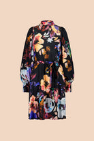 Naisten musta juhlamekko isolla kukkakuosilla