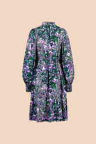 Naisten liilan ja vihreän sävyinen mekko