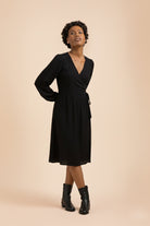 Naisten musta viskoosikreppi kietaisumekko 