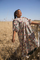 Naisten värikäs puuvillamekko kukkakuviolla | modelheight:162, size:XL