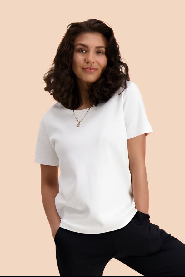 Naisten valkoinen puuvillainen t-paita | modelheight:165, size:XS