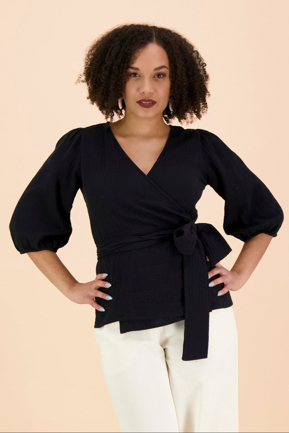 Naisten musta musliininen kietaisupaita